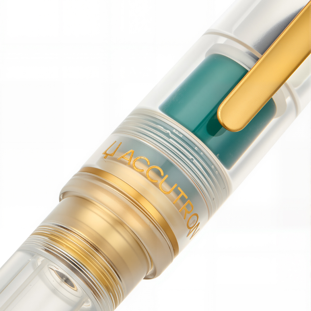 Esterbrook × Accutron Spaceview Gold Trim Füllfederhalter aus transparentem Acryl mit grünem Griffstück und vergoldeten Metallteilen