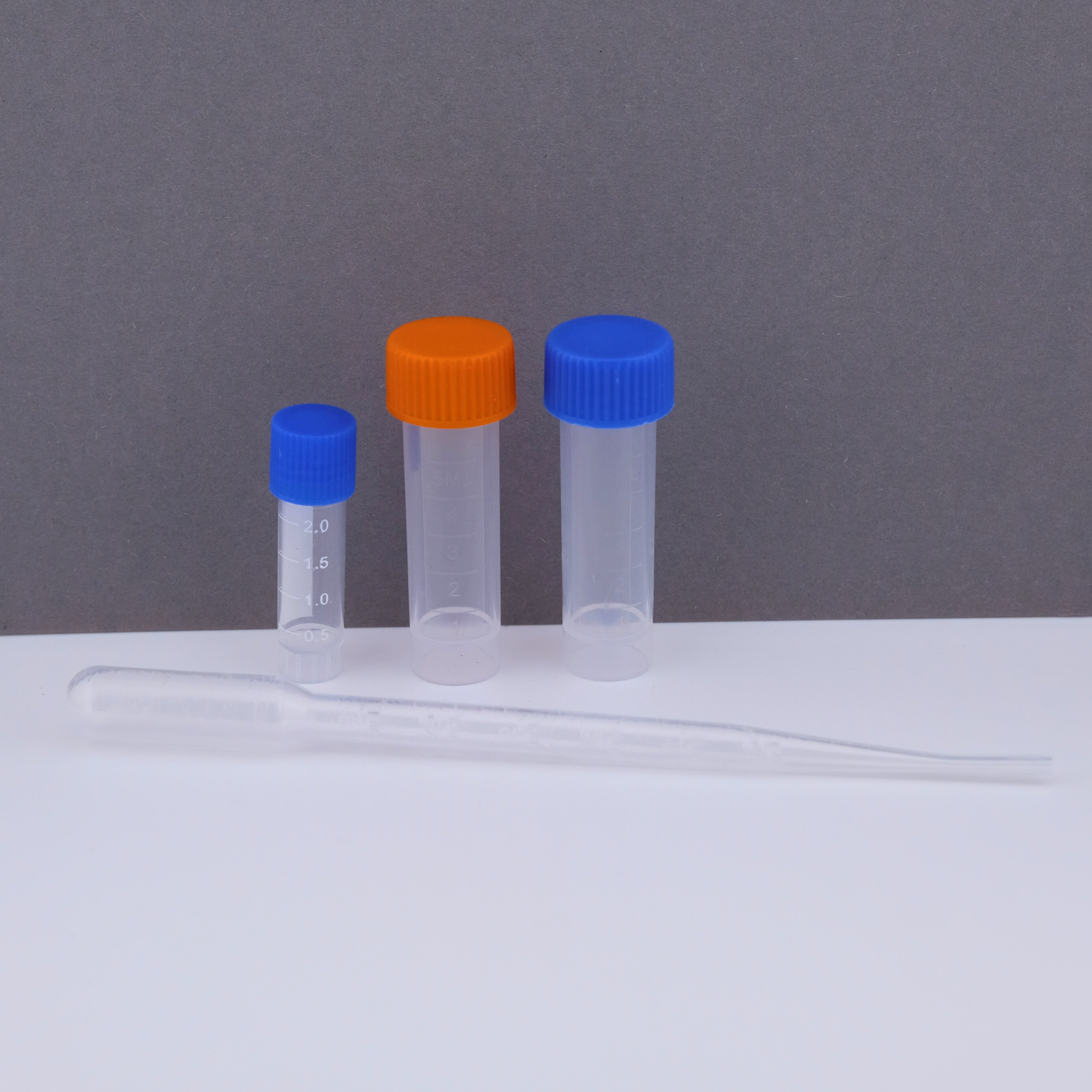Plastikröhrchen und Pipetten für Tintenproben