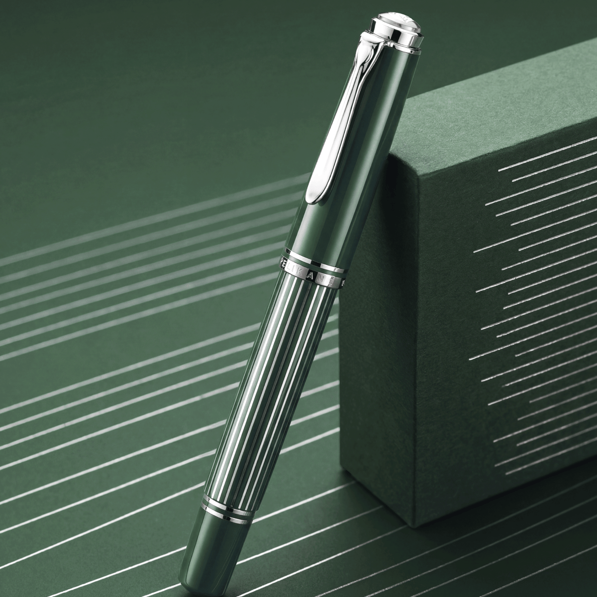 Pelikan Souverän M815 Metal Striped Green Special Edition Füllfederhalter