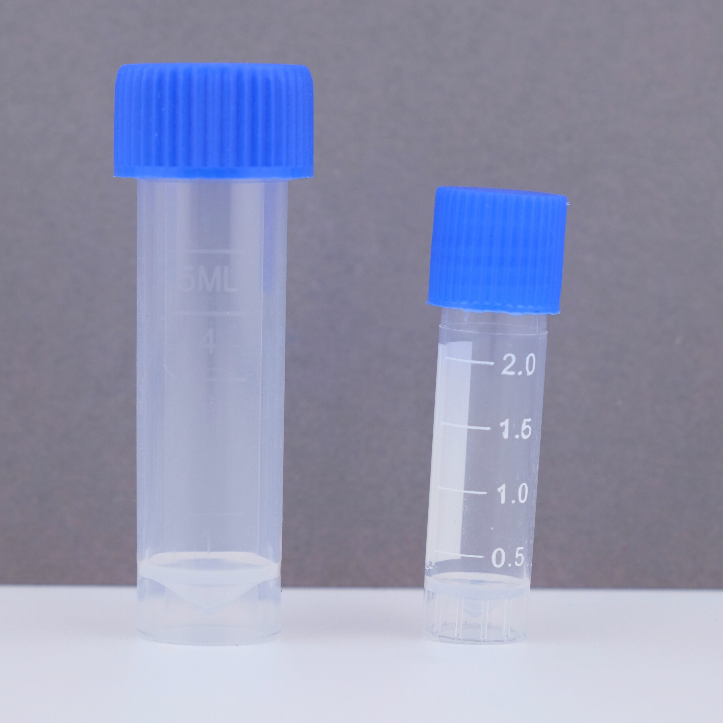 Plastikröhrchen und Pipetten für Tintenproben