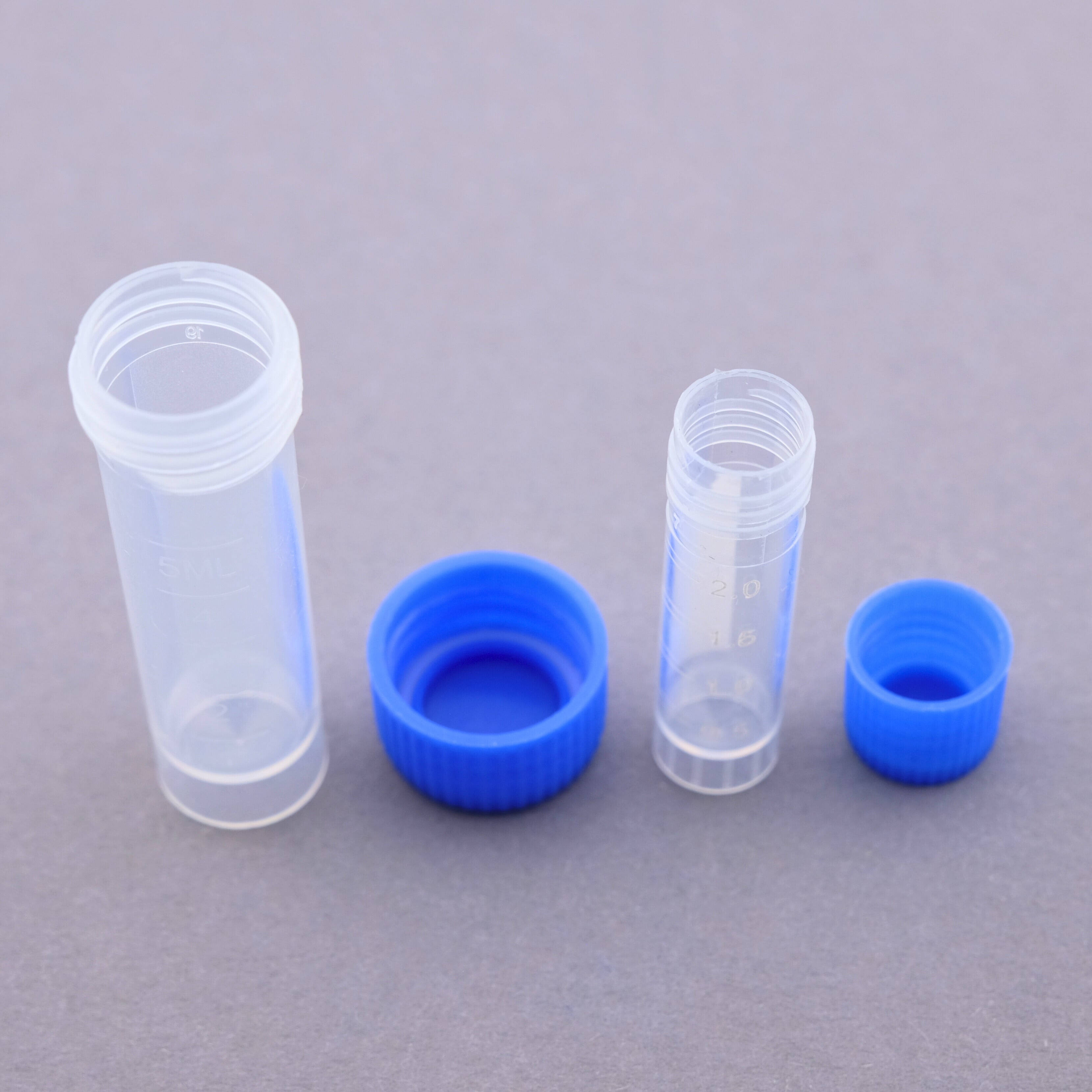 Plastikröhrchen und Pipetten für Tintenproben