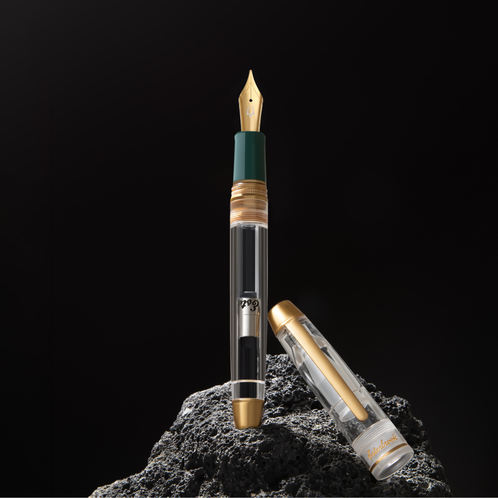 Esterbrook × Accutron Spaceview Gold Trim Füllfederhalter aus transparentem Acryl mit grünem Griffstück und vergoldeten Metallteilen