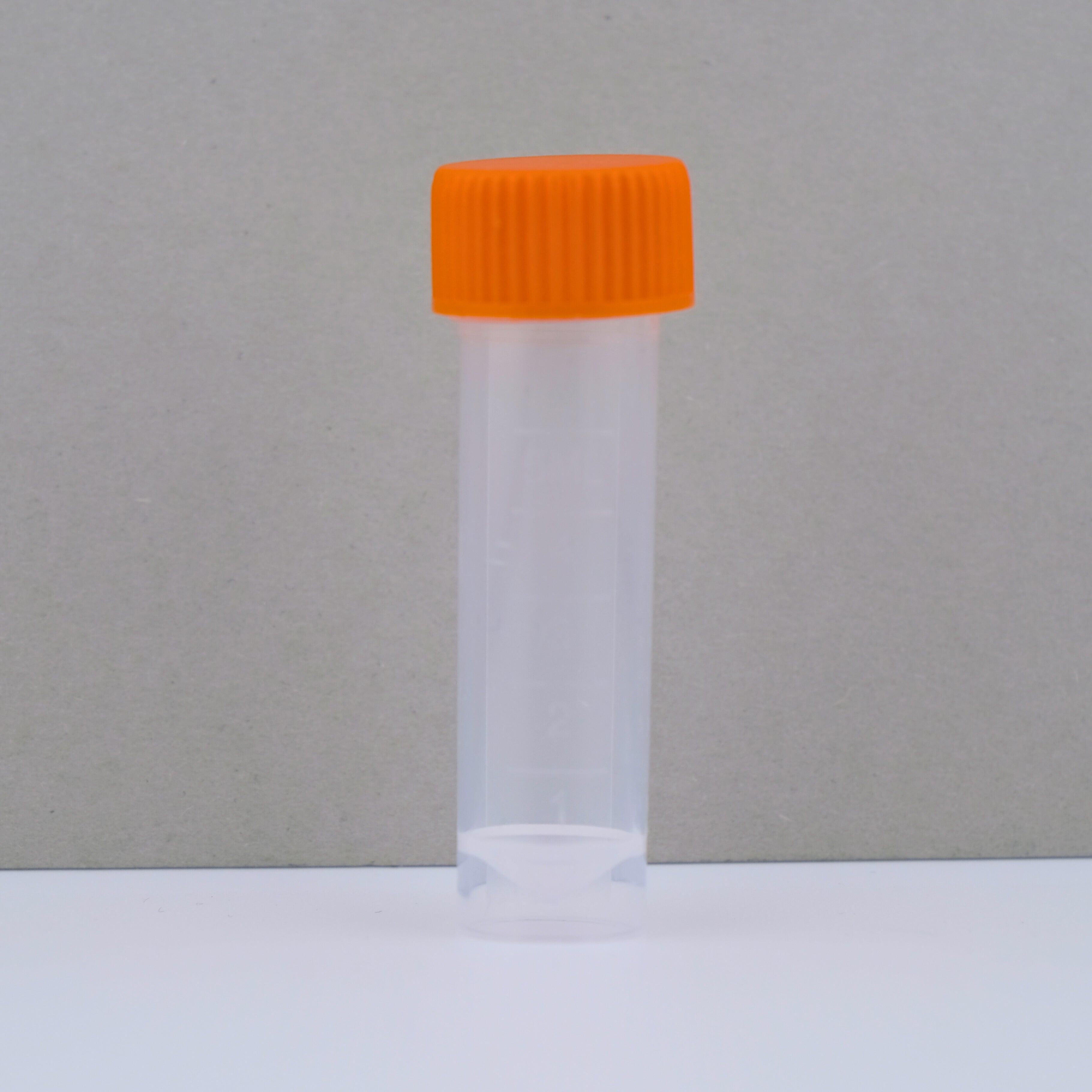 Plastikröhrchen und Pipetten für Tintenproben