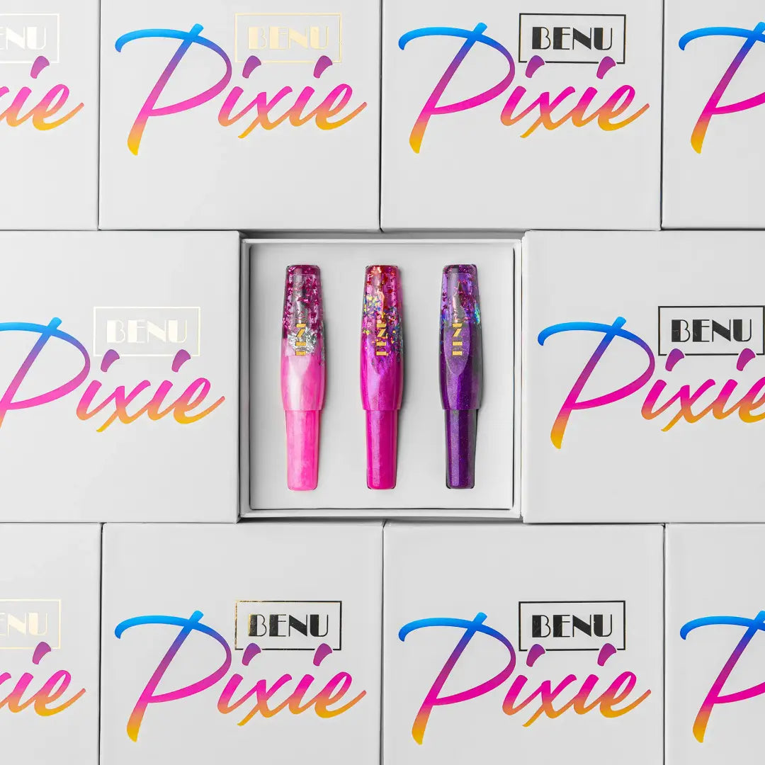 Benu Pixie Magenta Madness Füllfederhalter aus leuchtendem Fuchsia, Hot-Pink und Electric-Berry Resin mit funkelndem Glitter im kompakten Miniaturformat