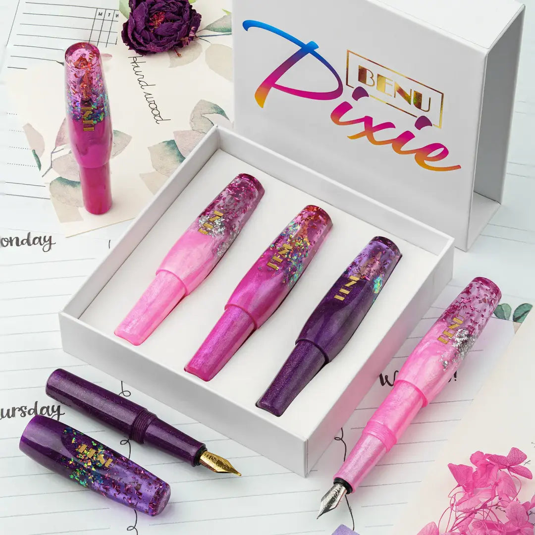 Benu Pixie Magenta Madness Füllfederhalter aus leuchtendem Fuchsia, Hot-Pink und Electric-Berry Resin mit funkelndem Glitter im kompakten Miniaturformat