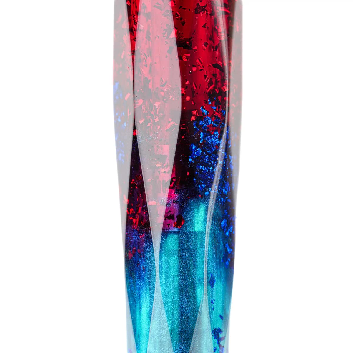 Benu Briolette Fiery Azure Füllfederhalter aus feuerrot-azurblauem Resin mit blauen und roten Glitzerpartikeln auf facettierter Oberfläche