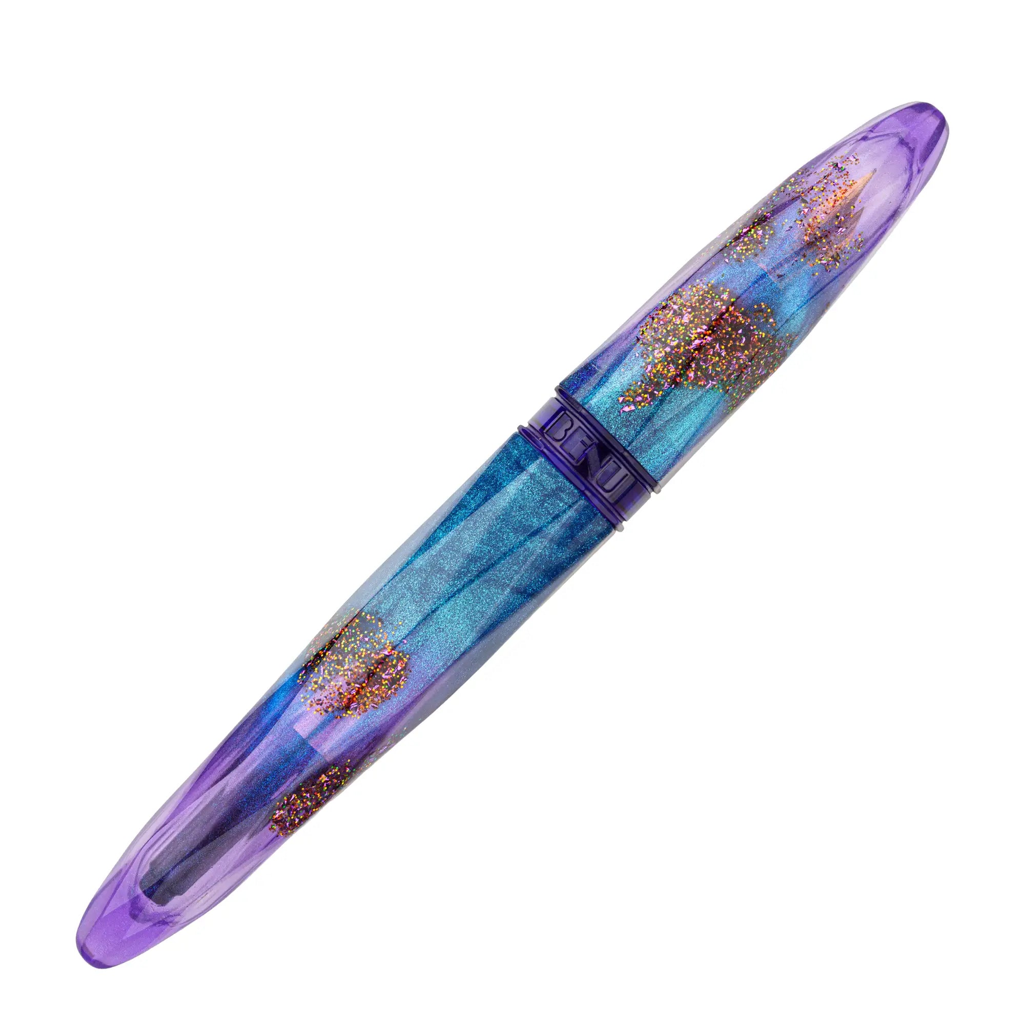 Benu Briolette Amethyst Tide Füllfederhalter aus lila-blauem Resin mit goldenen Glitzerakzenten und facettierter Oberfläche