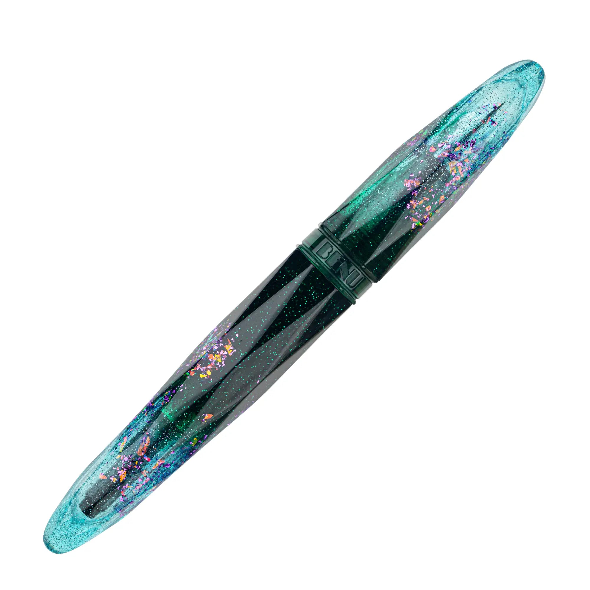 Benu Briolette Starlit Oasis Füllfederhalter aus tiefem Blaugrün und Türkis mit pink-lila Glitzerakzenten auf facettierter Oberfläche