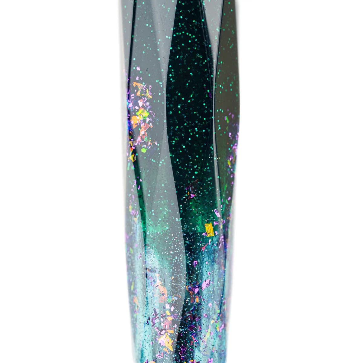 Benu Briolette Starlit Oasis Füllfederhalter aus tiefem Blaugrün und Türkis mit pink-lila Glitzerakzenten auf facettierter Oberfläche