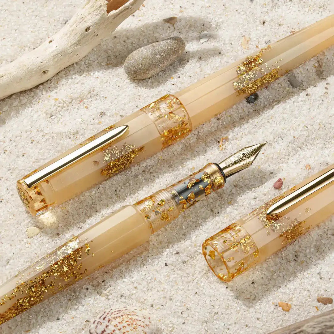 Benu Euphoria Golden Beach Füllfederhalter aus amberfarbenem Resin mit Goldfolieneinschlüssen, vergoldeter Feder und goldenem Clip