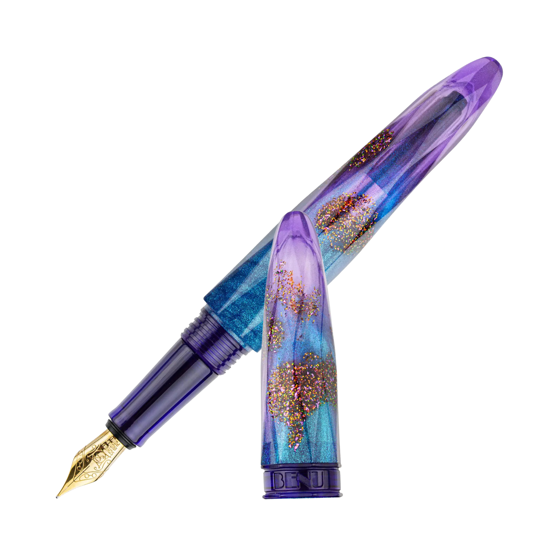 Benu Briolette Amethyst Tide Füllfederhalter aus lila-blauem Resin mit goldenen Glitzerakzenten und facettierter Oberfläche
