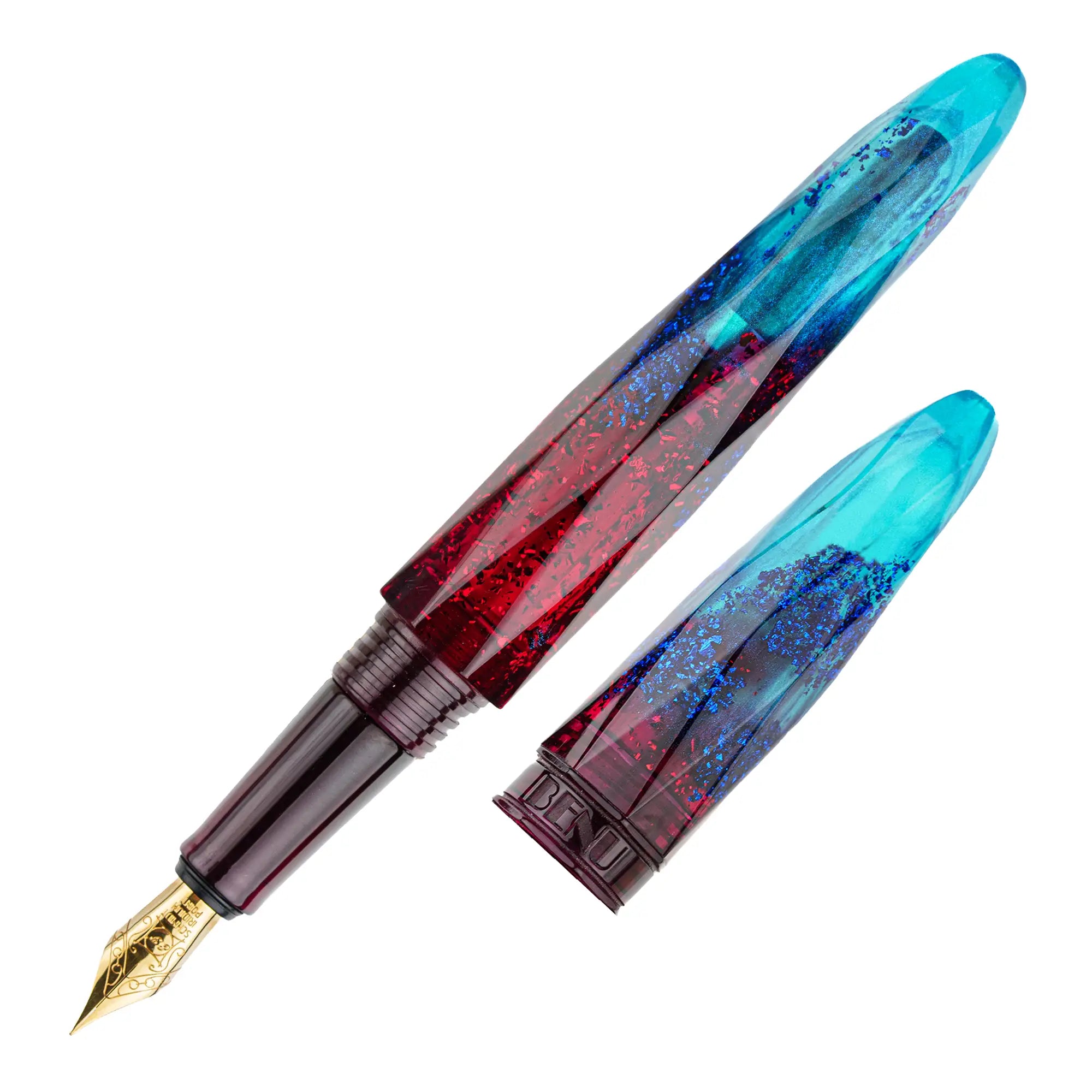 Benu Briolette Fiery Azure Füllfederhalter aus feuerrot-azurblauem Resin mit blauen und roten Glitzerpartikeln auf facettierter Oberfläche