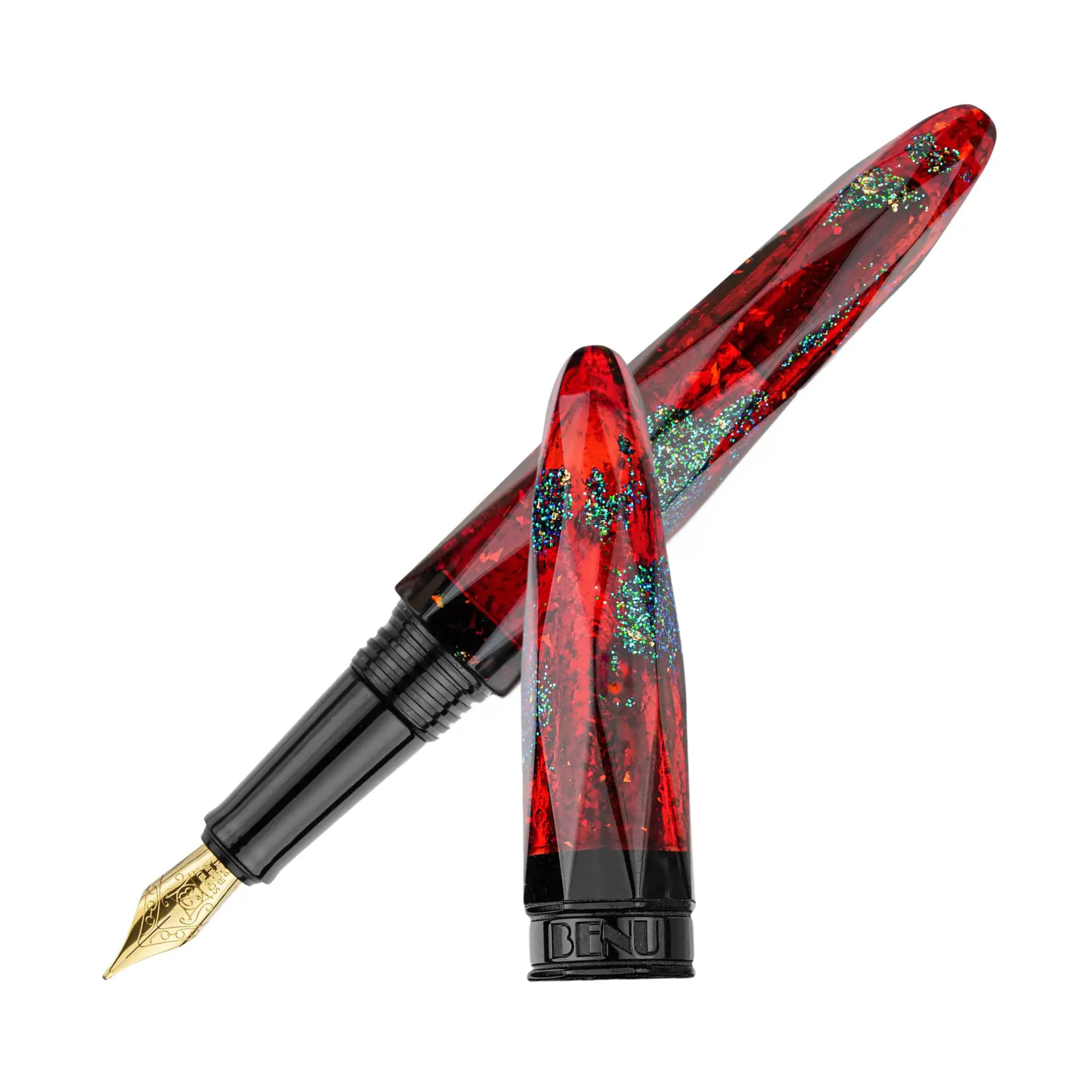 Benu Briolette Ruby Forest Füllfederhalter aus rubinrotem Resin mit grünen und goldenen Glitzerakzenten auf facettierter Oberfläche