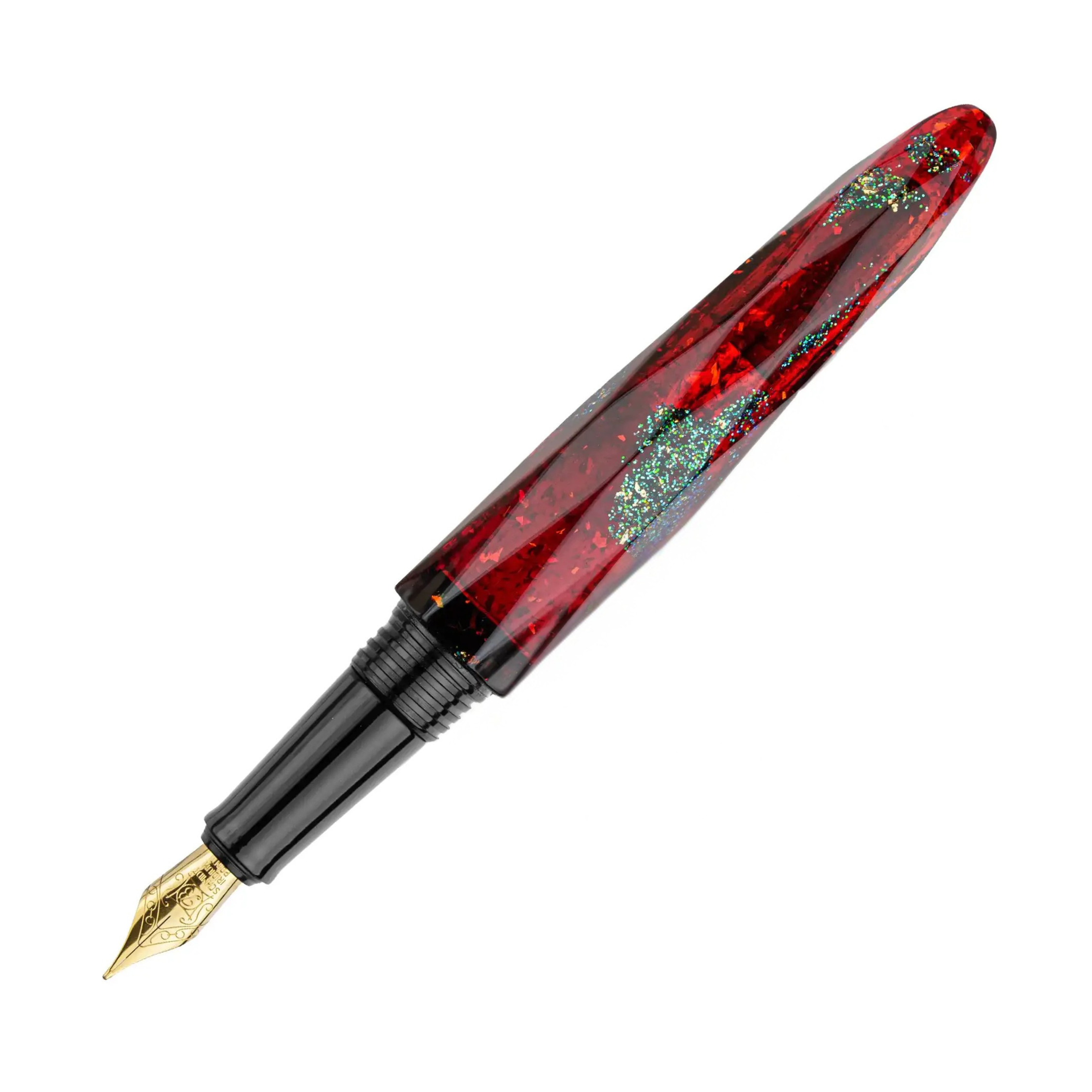 Benu Briolette Ruby Forest Füllfederhalter aus rubinrotem Resin mit grünen und goldenen Glitzerakzenten auf facettierter Oberfläche