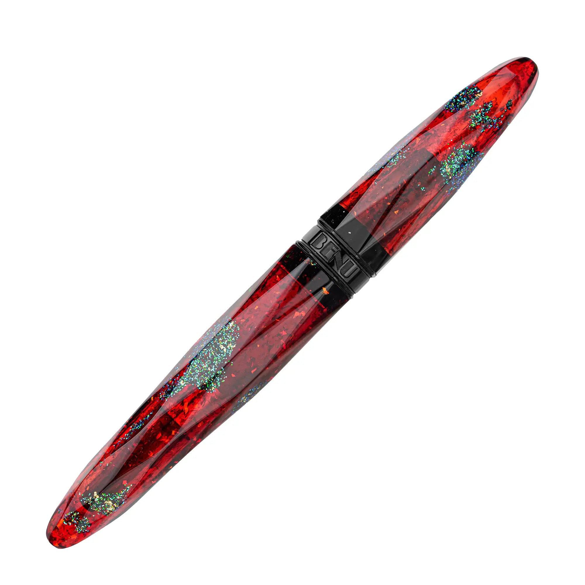 Benu Briolette Ruby Forest Füllfederhalter aus rubinrotem Resin mit grünen und goldenen Glitzerakzenten auf facettierter Oberfläche