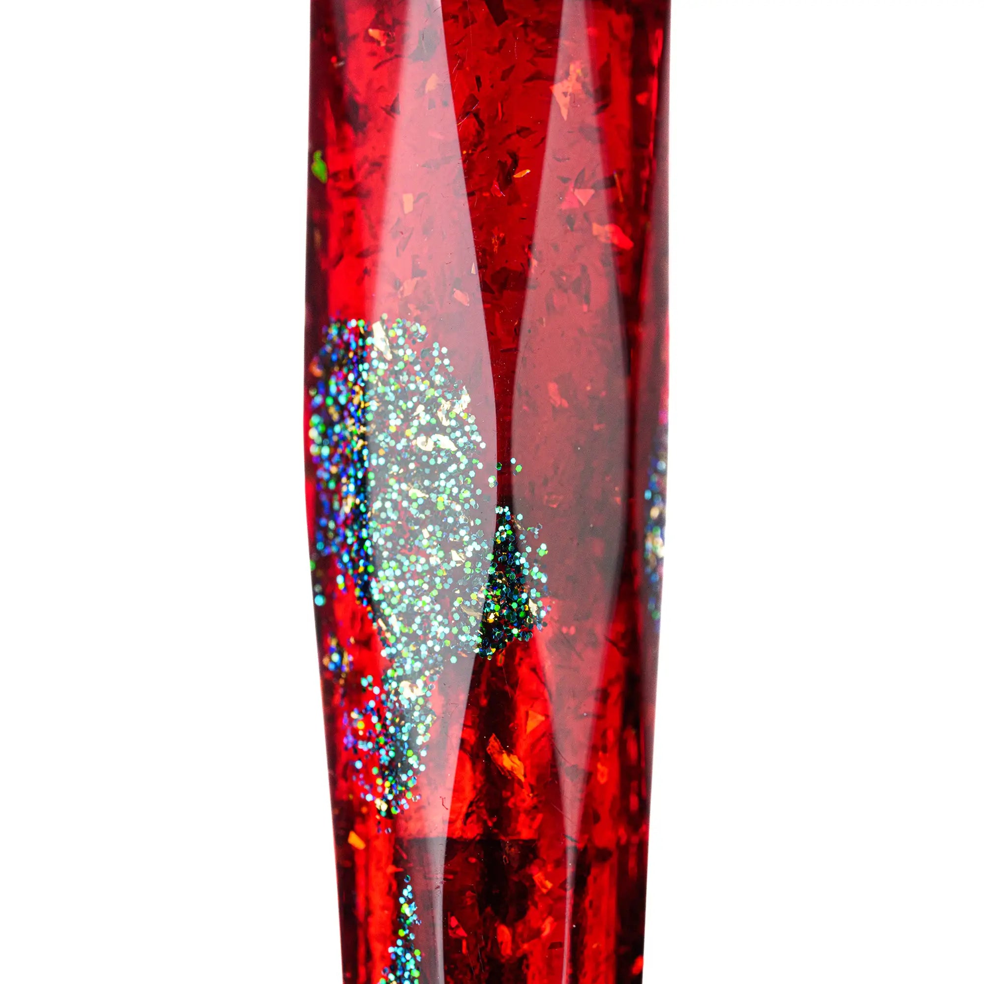 Benu Briolette Ruby Forest Füllfederhalter aus rubinrotem Resin mit grünen und goldenen Glitzerakzenten auf facettierter Oberfläche