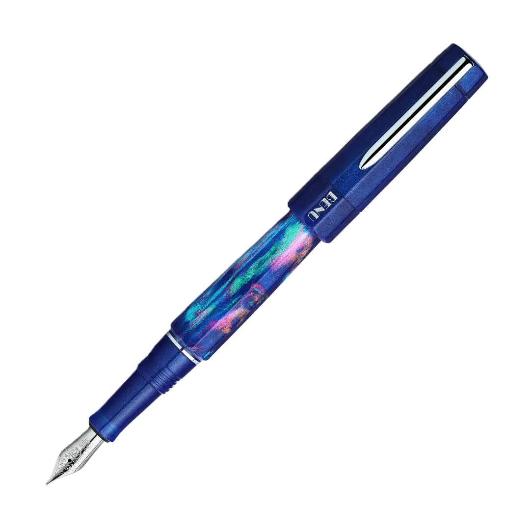 Benu Euphoria Ballet Füllfederhalter aus blauem prismatischem Resin mit türkisen und rosenvioletten Schimmerpartikeln sowie Edelstahlclip