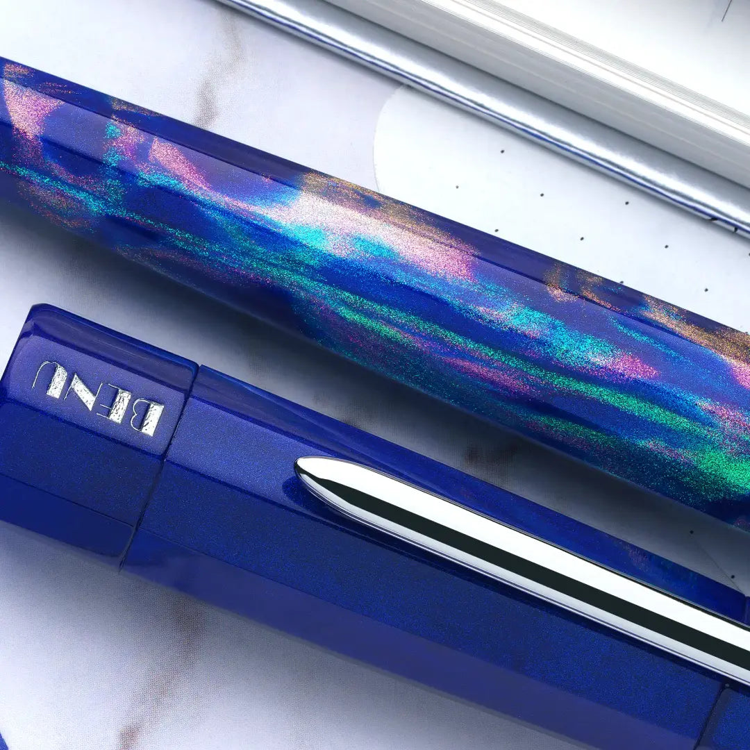 Benu Euphoria Ballet Füllfederhalter aus blauem prismatischem Resin mit türkisen und rosenvioletten Schimmerpartikeln sowie Edelstahlclip