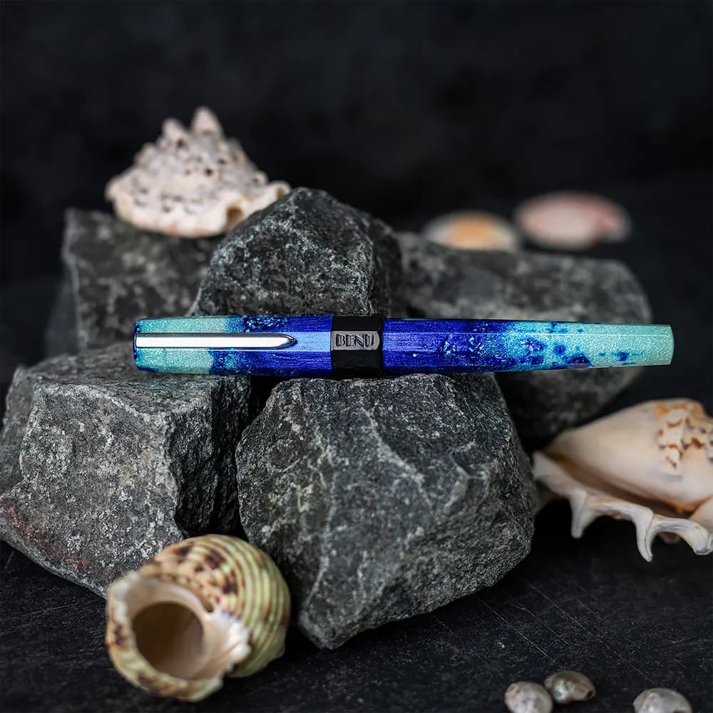 Benu Euphoria Big Wave Füllfederhalter aus ozeanblauem und türkisem Resin mit weißen Wellenakzenten und Edelstahlclip