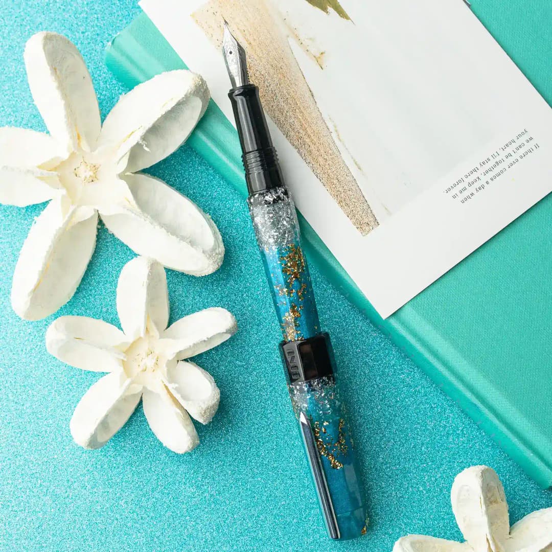 Benu Euphoria Bora Bora Füllfederhalter aus türkisem und sandweißem Resin mit tropischen Farbakzenten und Edelstahlclip