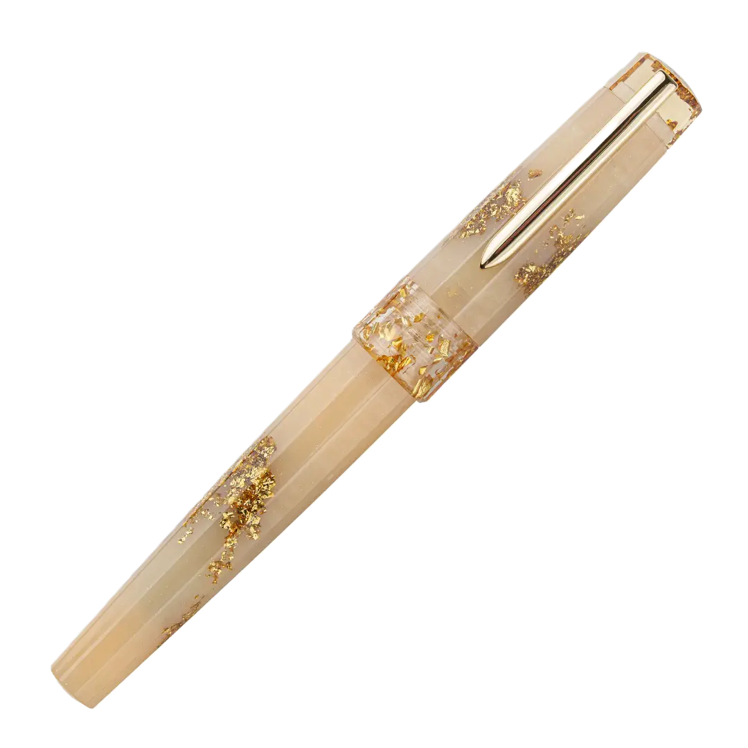 Benu Euphoria Golden Beach Füllfederhalter aus amberfarbenem Resin mit Goldfolieneinschlüssen, vergoldeter Feder und goldenem Clip