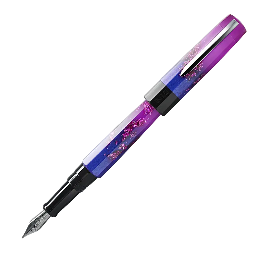 Benu Euphoria Love Story Füllfederhalter aus rosafarbenem und rotem Resin mit romantischen Akzenten und Edelstahlclip