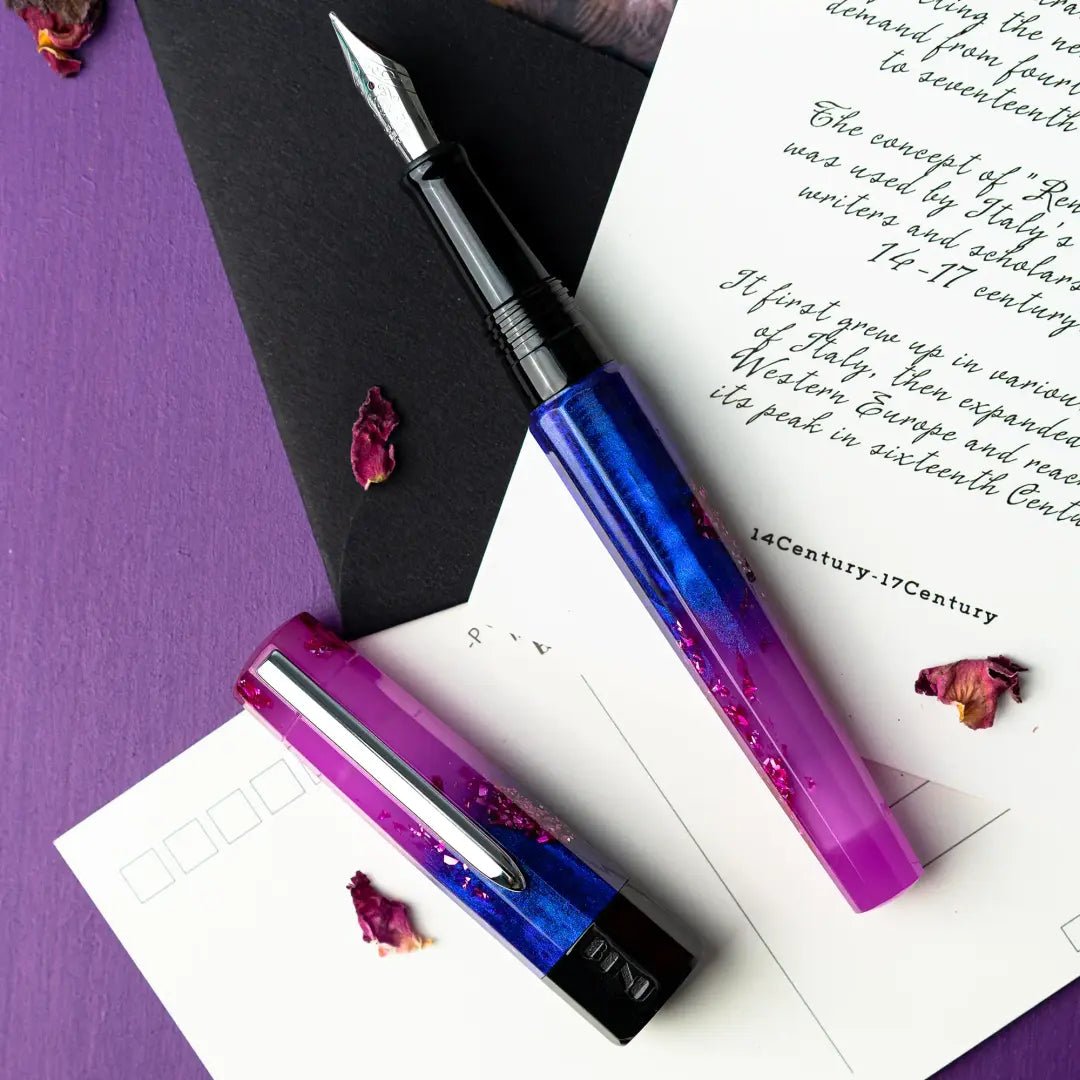 Benu Euphoria Love Story Füllfederhalter aus rosafarbenem und rotem Resin mit romantischen Akzenten und Edelstahlclip