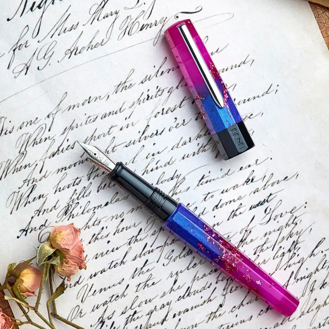 Benu Euphoria Love Story Füllfederhalter aus rosafarbenem und rotem Resin mit romantischen Akzenten und Edelstahlclip