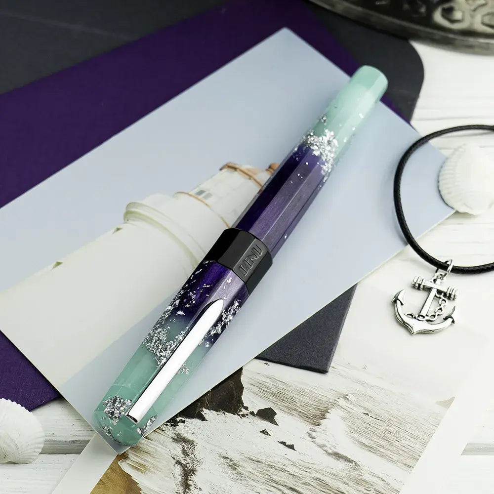 Benu Euphoria Ocean Breeze Füllfederhalter aus meeresblauen und mintgrünem Resin mit weißen Wellenakzenten und Edelstahlclip