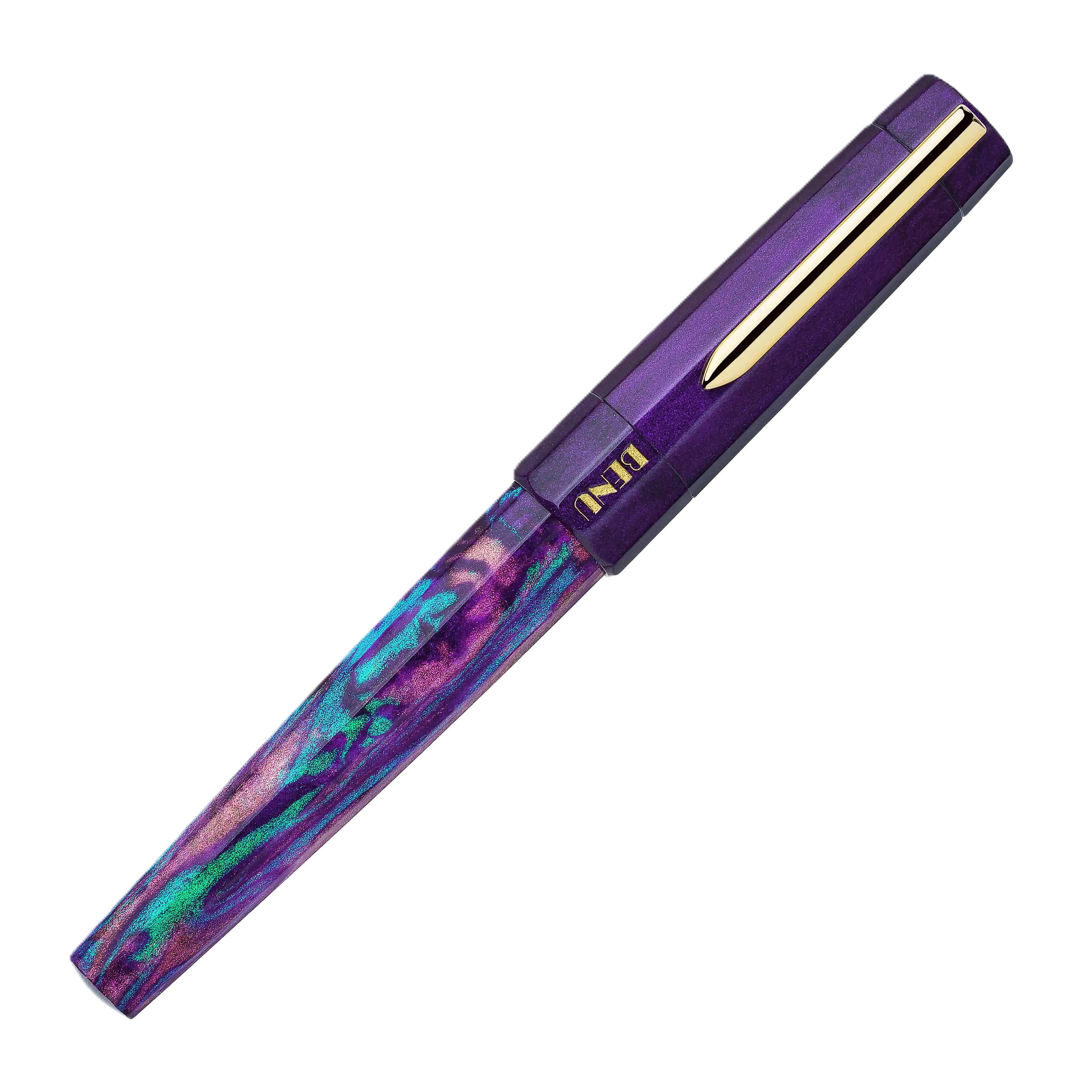 Benu Euphoria Opera Füllfederhalter aus lila prismatischem Resin mit Pflaume, Smaragdgrün und Magenta-Reflexen sowie vergoldetem Clip und Feder