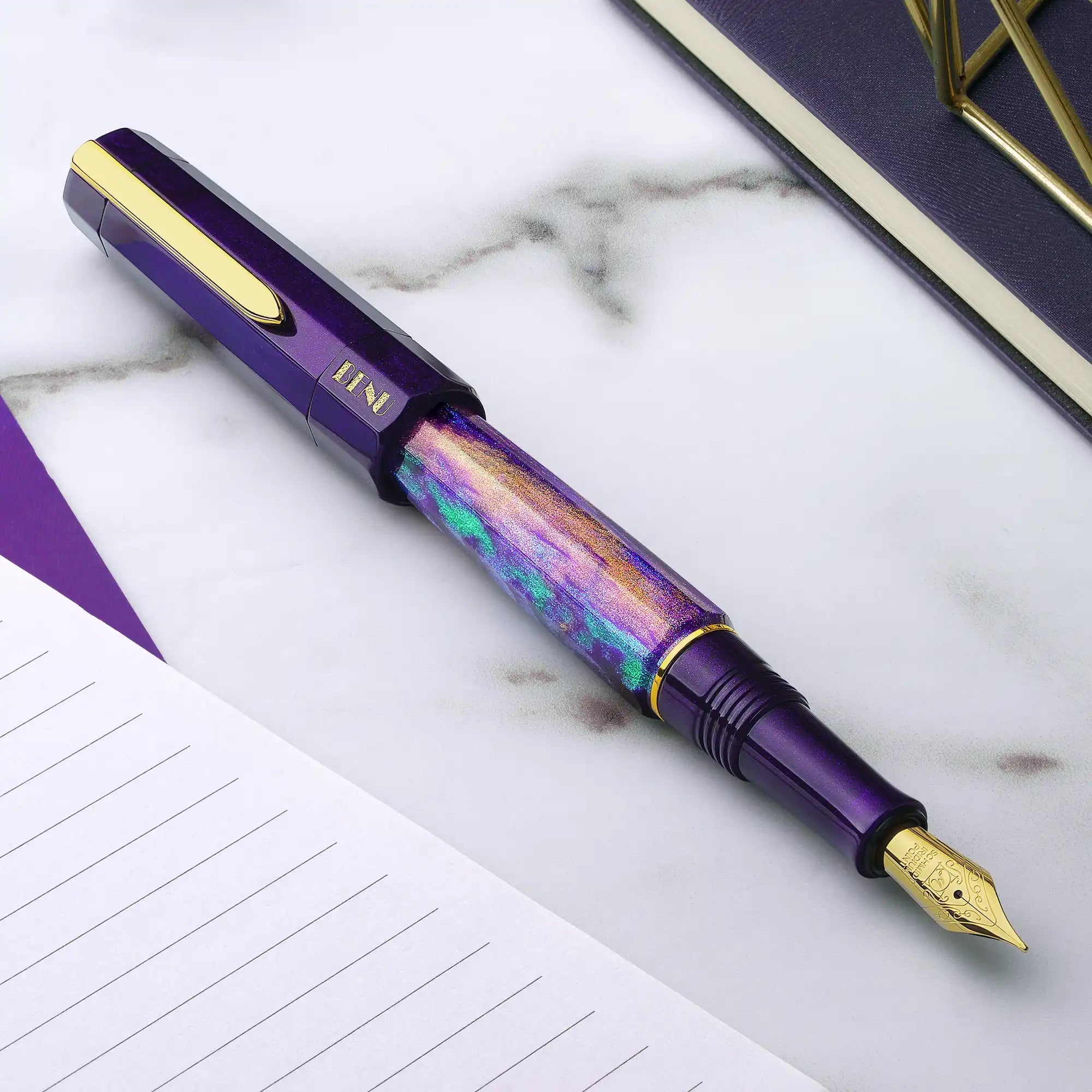 Benu Euphoria Opera Füllfederhalter aus lila prismatischem Resin mit Pflaume, Smaragdgrün und Magenta-Reflexen sowie vergoldetem Clip und Feder