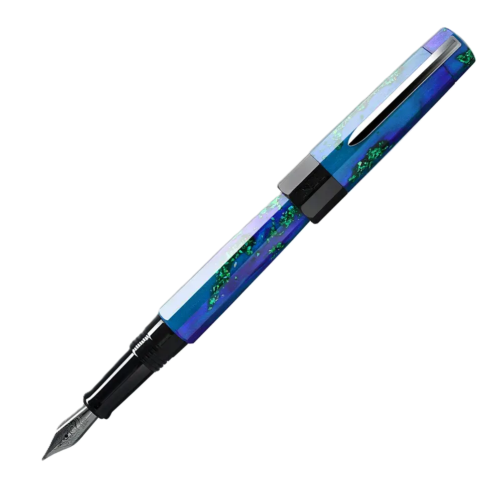 Benu Euphoria Tropical Voyage Füllfederhalter aus tropengrünem und blauem Resin mit exotischen Farbakzenten und Edelstahlclip