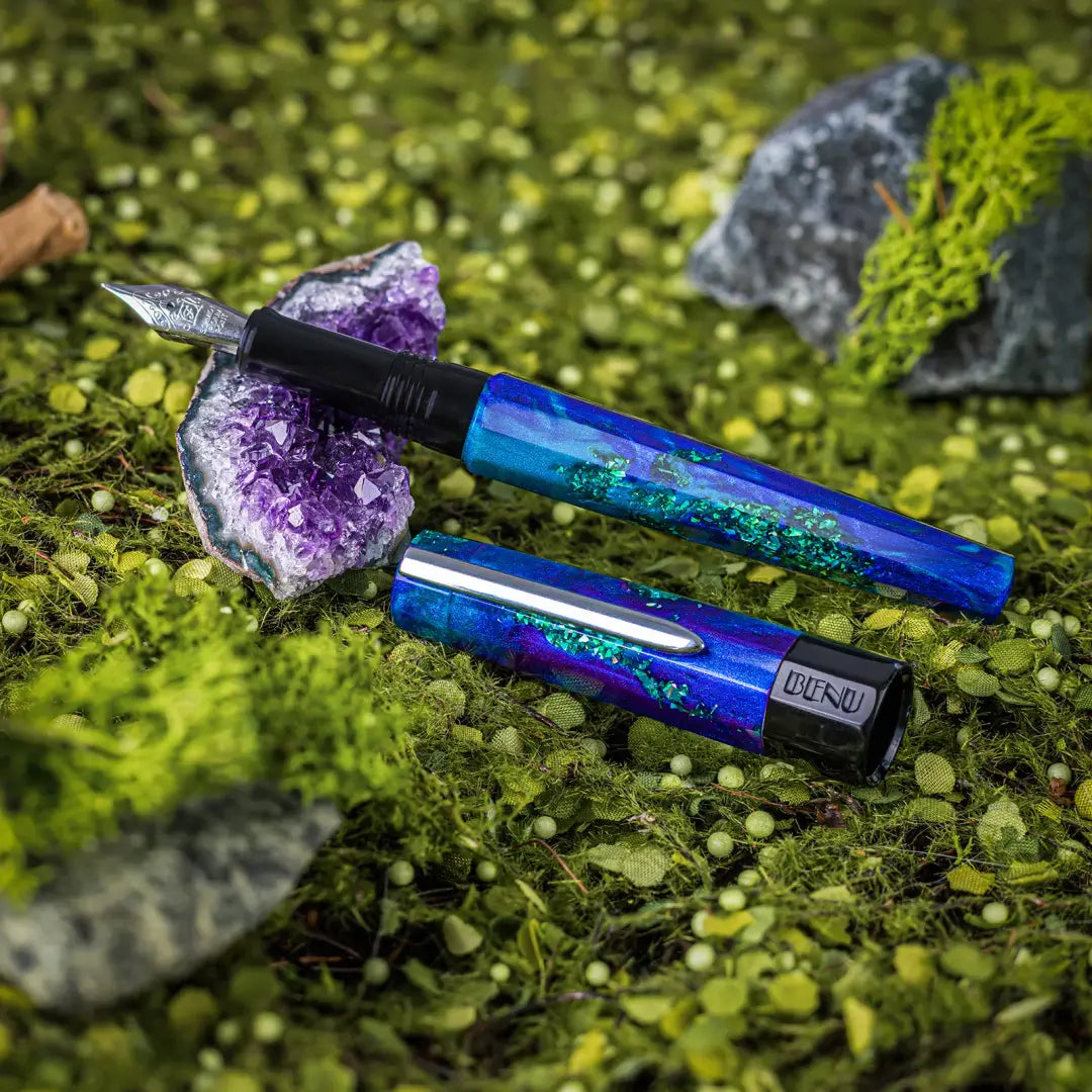Benu Euphoria Tropical Voyage Füllfederhalter aus tropengrünem und blauem Resin mit exotischen Farbakzenten und Edelstahlclip