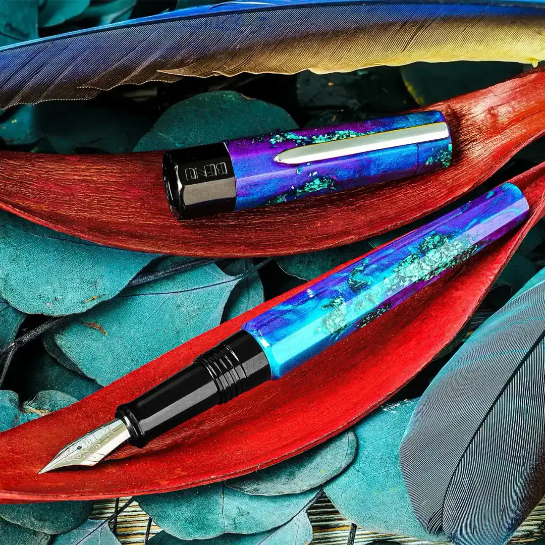 Benu Euphoria Tropical Voyage Füllfederhalter aus tropengrünem und blauem Resin mit exotischen Farbakzenten und Edelstahlclip