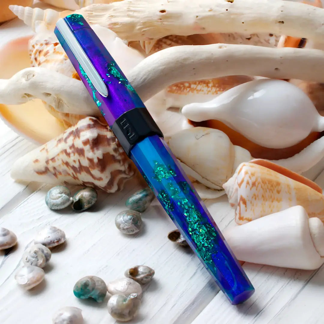 Benu Euphoria Tropical Voyage Füllfederhalter aus tropengrünem und blauem Resin mit exotischen Farbakzenten und Edelstahlclip