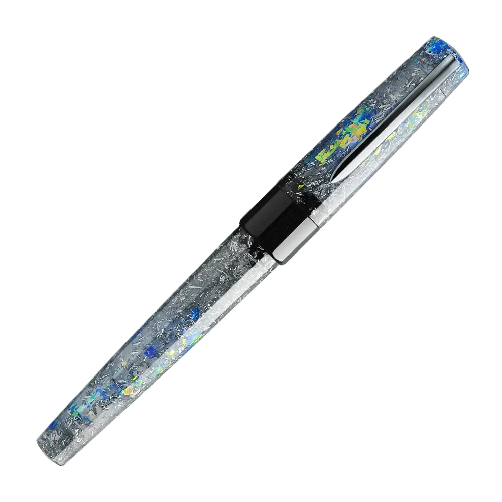 Benu Euphoria Vodka on the Rocks Füllfederhalter aus kristallklarem und eisblauen Resin mit silbernen Eisakzenten und Edelstahlclip