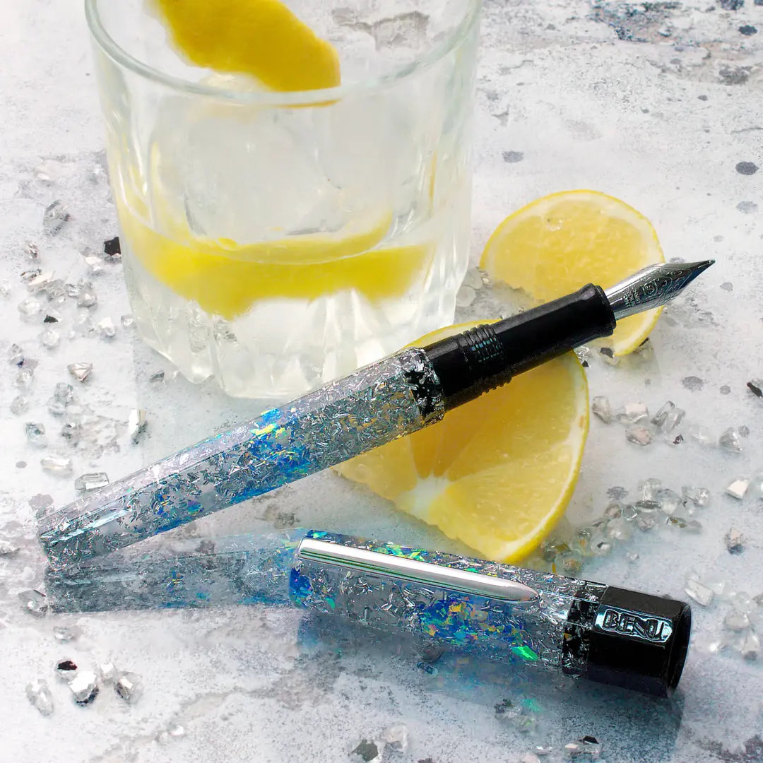 Benu Euphoria Vodka on the Rocks Füllfederhalter aus kristallklarem und eisblauen Resin mit silbernen Eisakzenten und Edelstahlclip