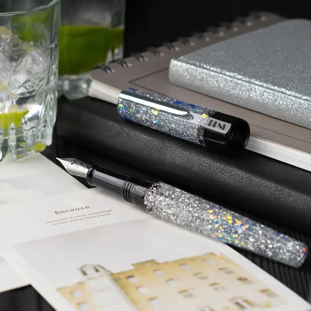 Benu Euphoria Vodka on the Rocks Füllfederhalter aus kristallklarem und eisblauen Resin mit silbernen Eisakzenten und Edelstahlclip