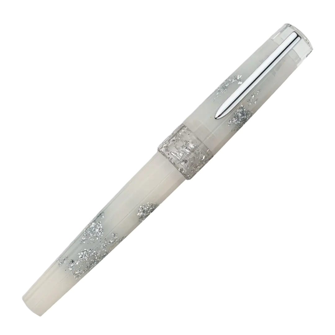 Benu Euphoria White Beach Füllfederhalter aus milchweißem Resin mit goldenem Schimmer und silberner Folie sowie Edelstahlclip