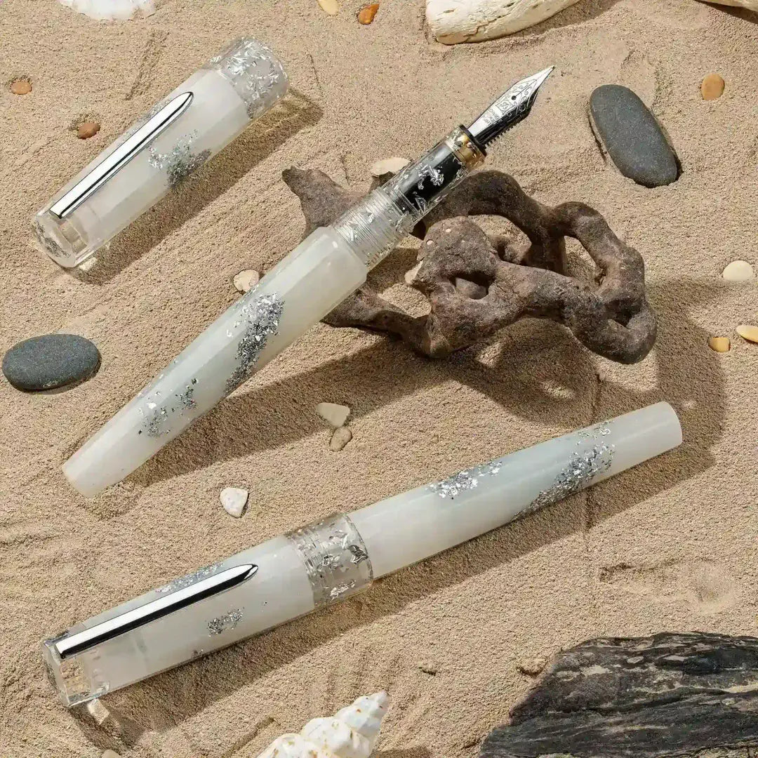 Benu Euphoria White Beach Füllfederhalter aus milchweißem Resin mit goldenem Schimmer und silberner Folie sowie Edelstahlclip