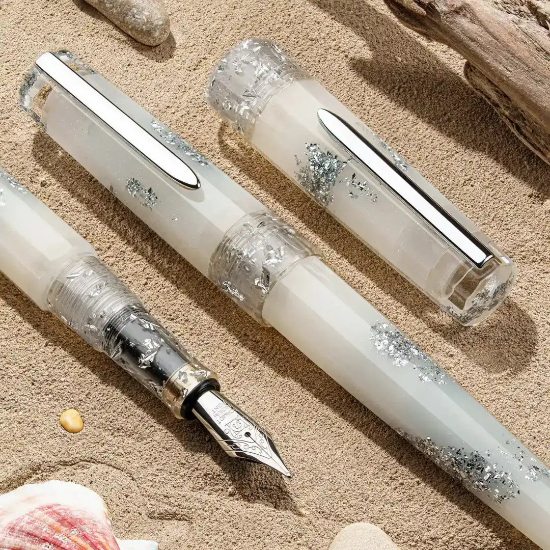 Benu Euphoria White Beach Füllfederhalter aus milchweißem Resin mit goldenem Schimmer und silberner Folie sowie Edelstahlclip