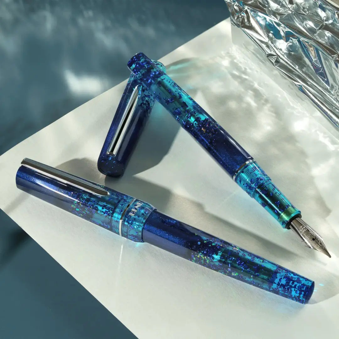 Benu Haute Allure Füllfederhalter aus kühnem tealem und ozeanblauem Resin mit Glitzerpartikeln, facettiertem Korpus und poliertem Chromclip