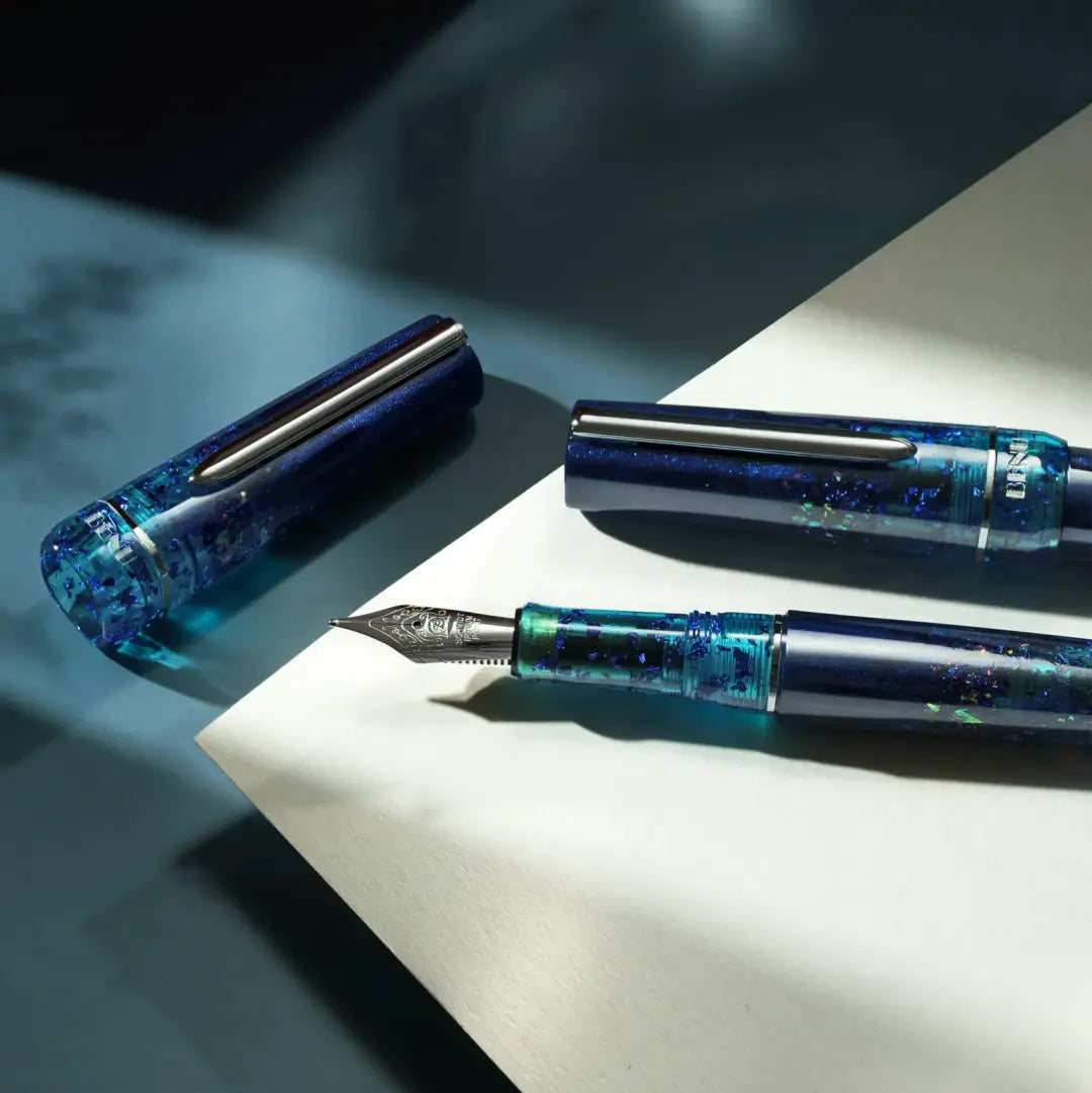 Benu Haute Allure Füllfederhalter aus kühnem tealem und ozeanblauem Resin mit Glitzerpartikeln, facettiertem Korpus und poliertem Chromclip
