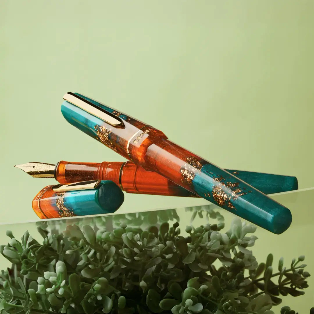 Benu Haute Chic Füllfederhalter aus orangefarbenem und tealem Resin mit Goldstreifen, facettiertem Korpus und vergoldeter Feder und Clip