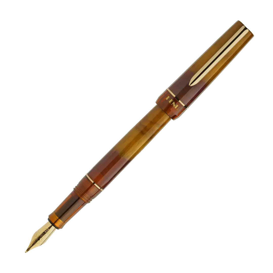 Benu Haute Decadence Füllfederhalter aus karamellfarbenem und ambernem Resin mit facettiertem Korpus und vergoldetem Clip und Feder