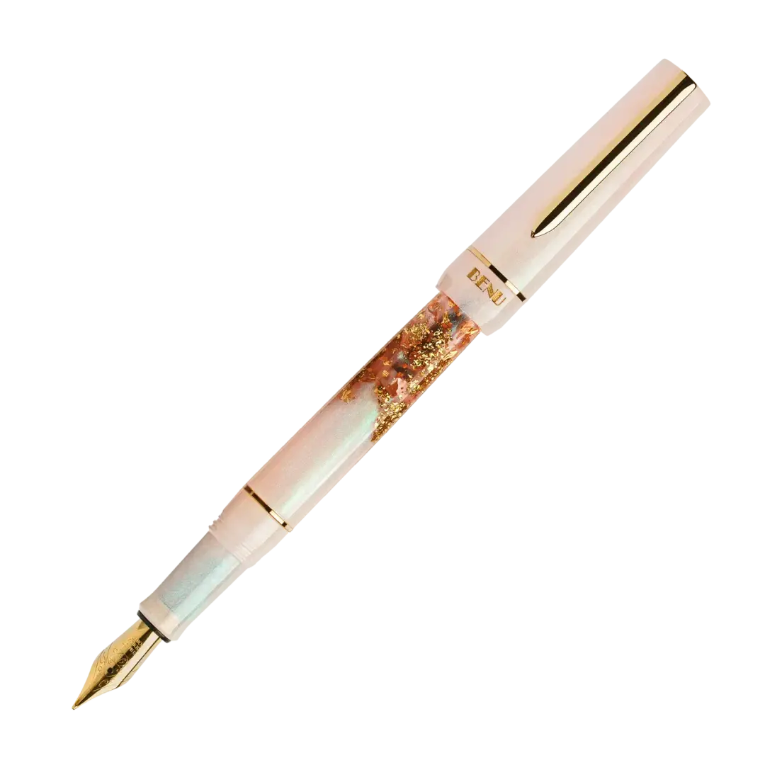 Benu Haute Flair Füllfederhalter aus perlrosanem Resin mit tanzenden Goldflocken, facettiertem Korpus und vergoldeter Feder und Clip