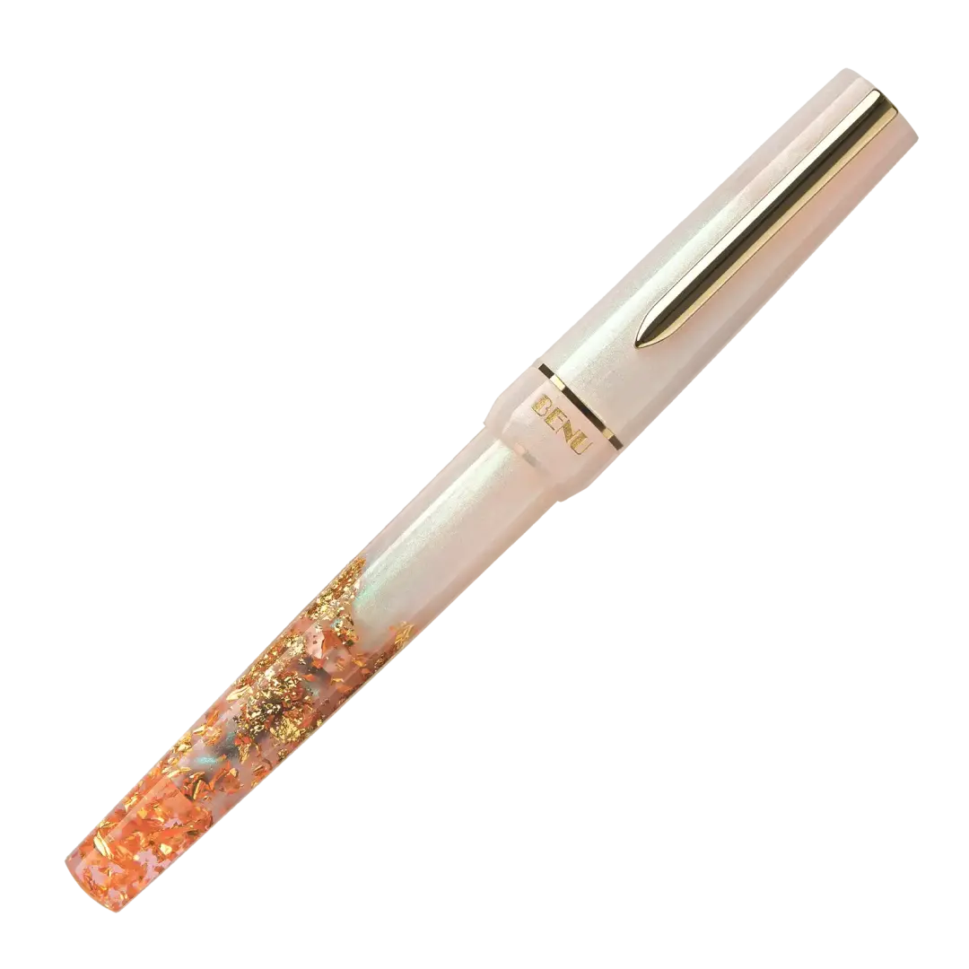 Benu Haute Flair Füllfederhalter aus perlrosanem Resin mit tanzenden Goldflocken, facettiertem Korpus und vergoldeter Feder und Clip
