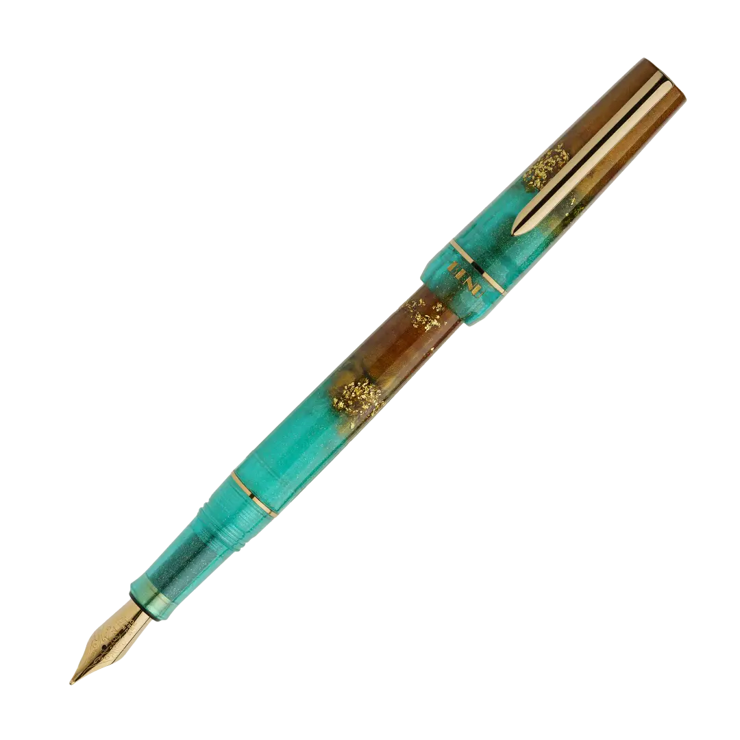 Benu Haute Lush Füllfederhalter aus tealem und karamellfarbenem Resin mit goldenen Glitzerpartikeln, facettiertem Korpus und vergoldetem Clip