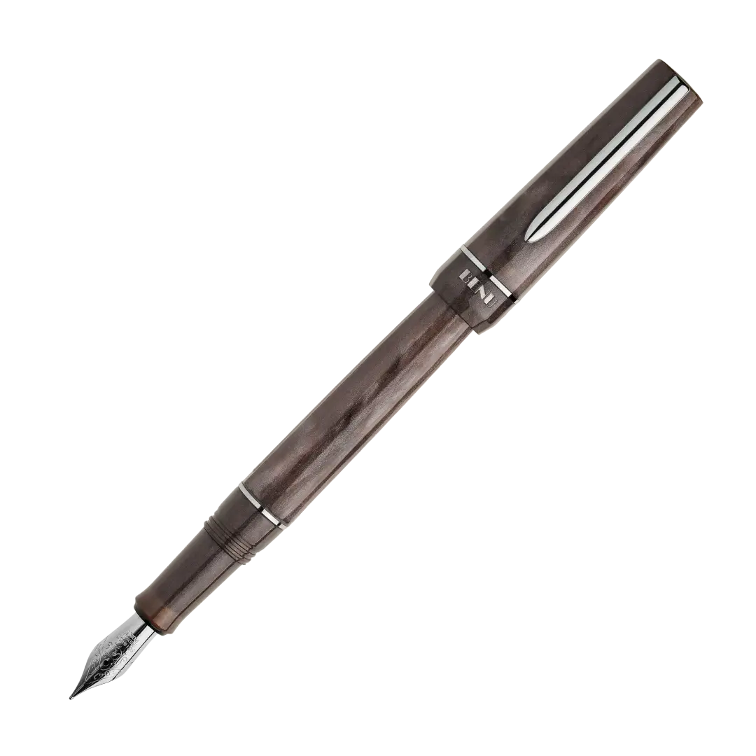 Benu Haute Satin Füllfederhalter aus rauchgrau marmoriertem Resin mit facettiertem Korpus und poliertem Chromclip und Edelstahlfeder
