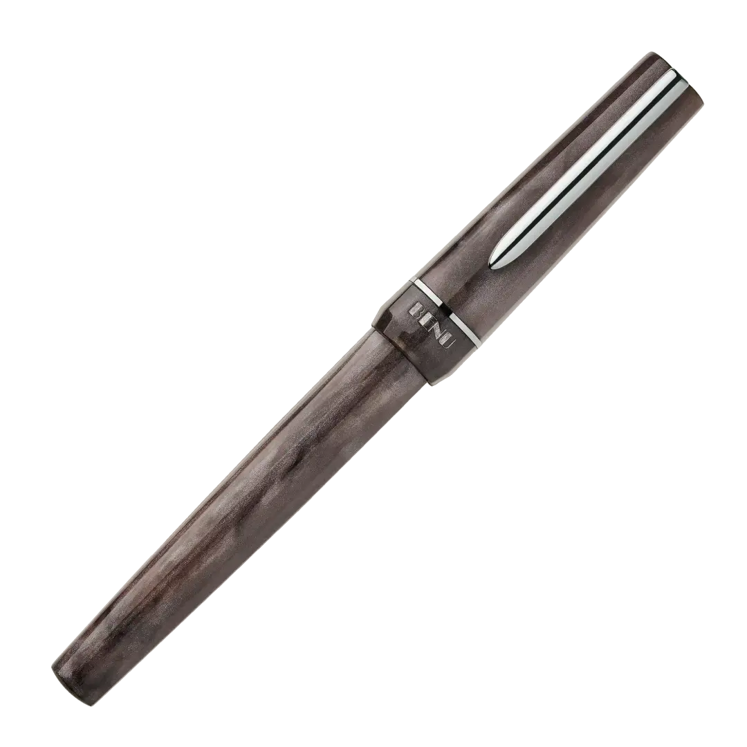 Benu Haute Satin Füllfederhalter aus rauchgrau marmoriertem Resin mit facettiertem Korpus und poliertem Chromclip und Edelstahlfeder